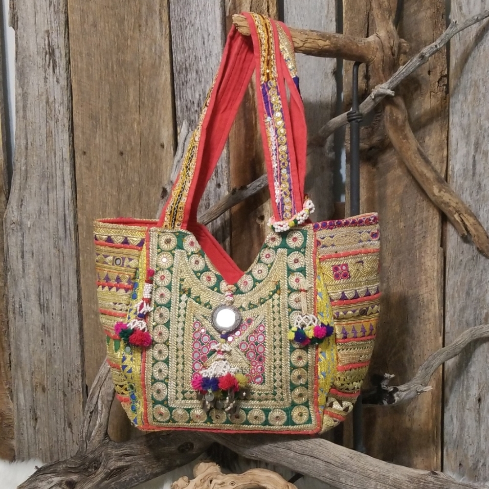 VINTAGE IMPORT LARGE EMBROIDERED BANJAR BAG!